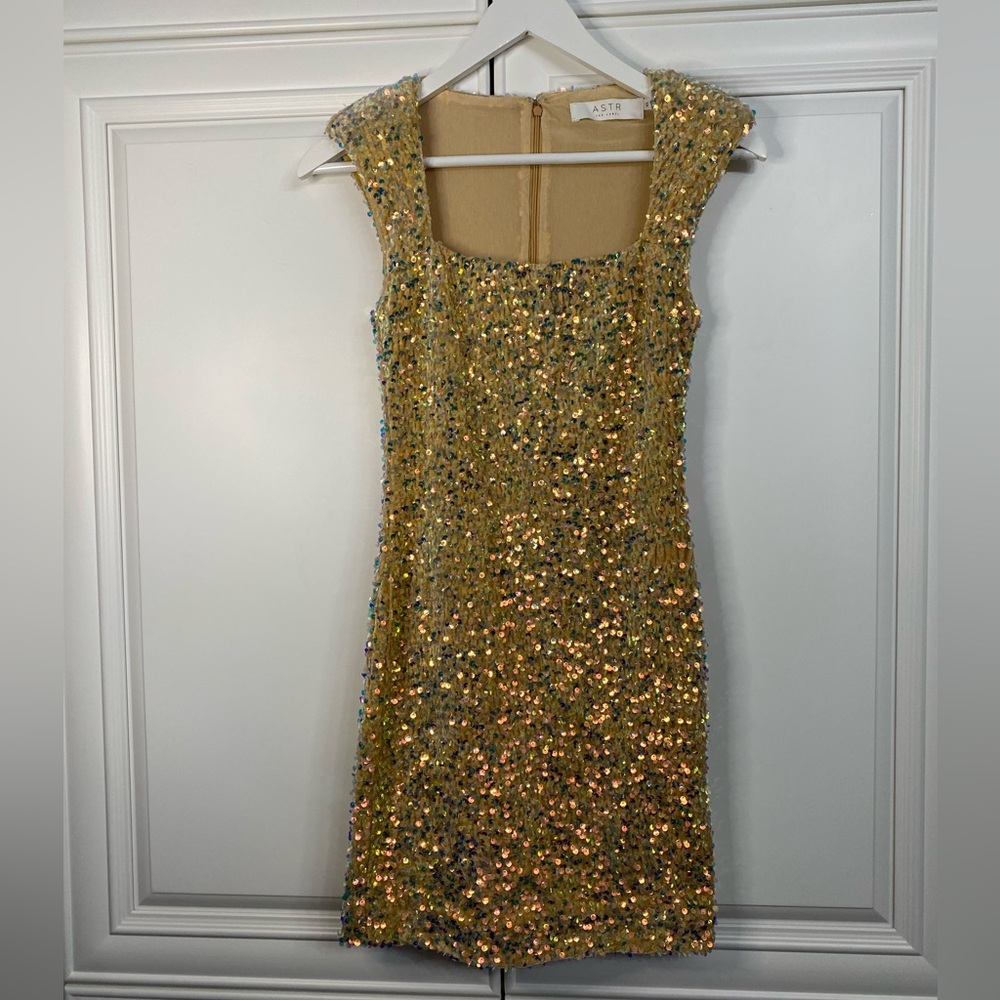 ASTR The Label Size XS Sleeveless Dress Gold Sequins Lined Party New Years